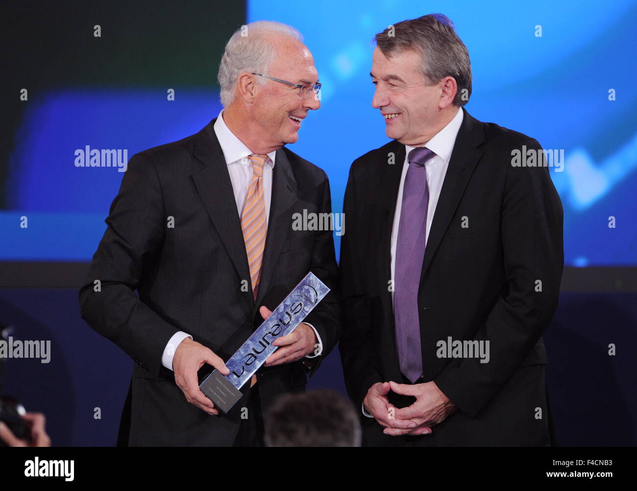 Kitzbuehl, Autriche. 11Th Nov, 2013. Franz Beckenbauer (R) reçoit un prix de l'Association Allemande de Football président Wolfgang Niersbach lors de la cérémonie du Prix Laureus Media à Kitzbuehl, Autriche, 11 novembre 2013. Les Laureus Media Prix honore les contributions journalistiques, les initiatives et les personnes qui ont démontré un dévouement aux sports. Photo : Tobias HASE/dpa/Alamy Live News Banque D'Images