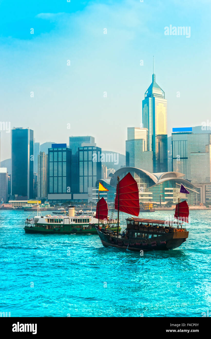 Le port de Hong Kong au coucher du soleil. Banque D'Images