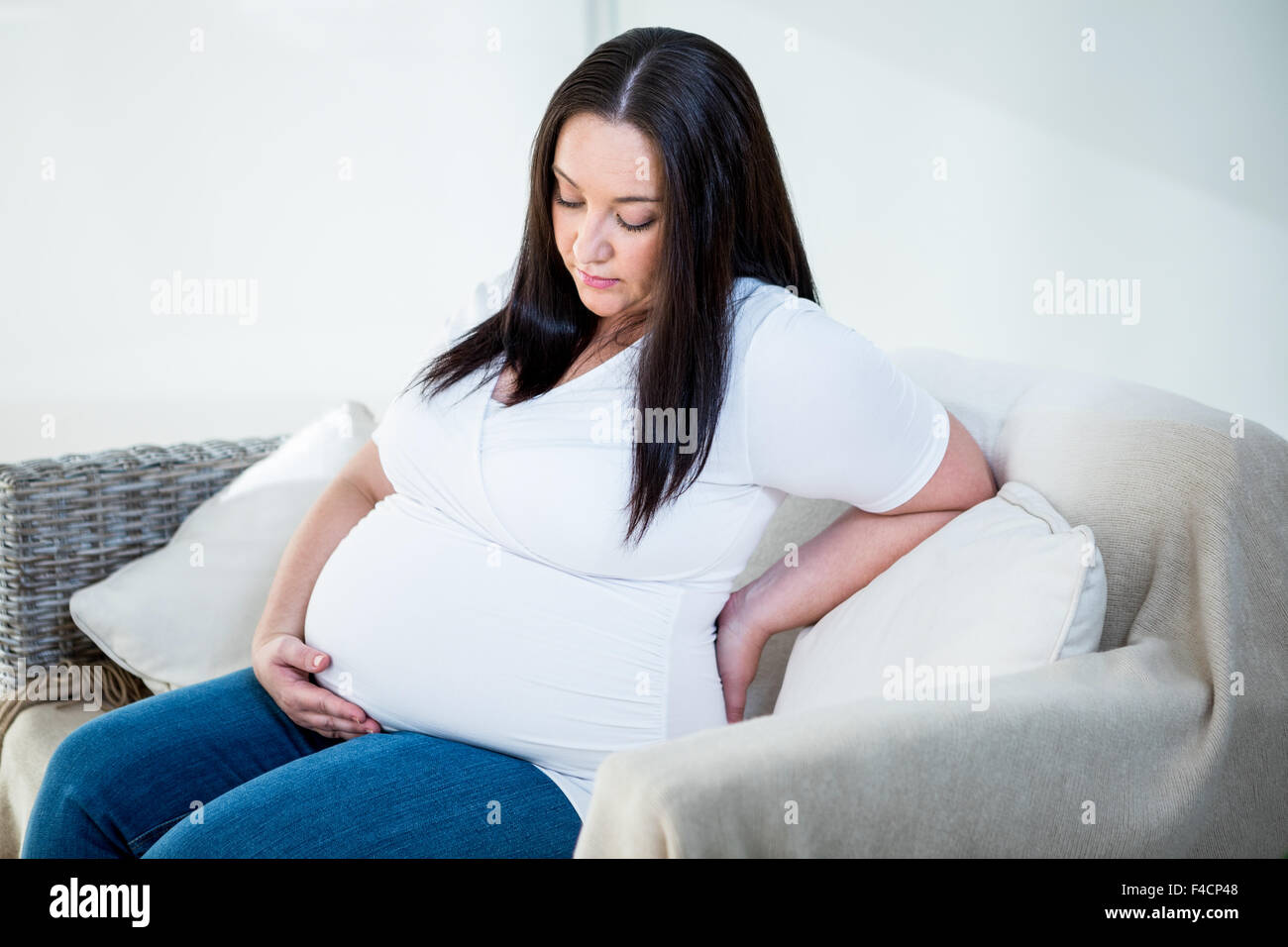 Femme enceinte ayant le mal de dos Banque D'Images