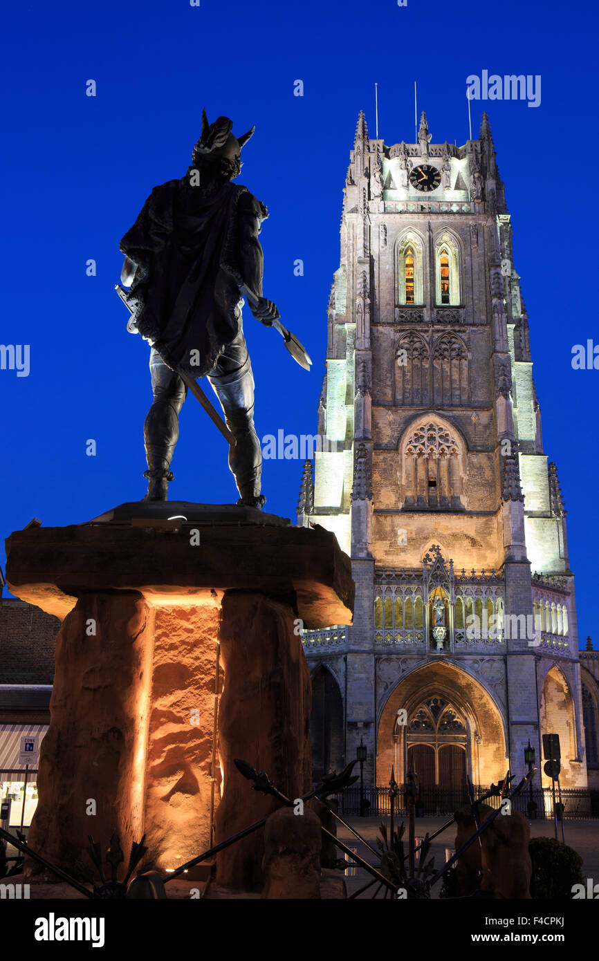 Statue d'Ambiorix (prince des Eburons) et le 13e siècle basilique gothique de Notre Dame à la place du marché à Tongeren, Belgique Banque D'Images