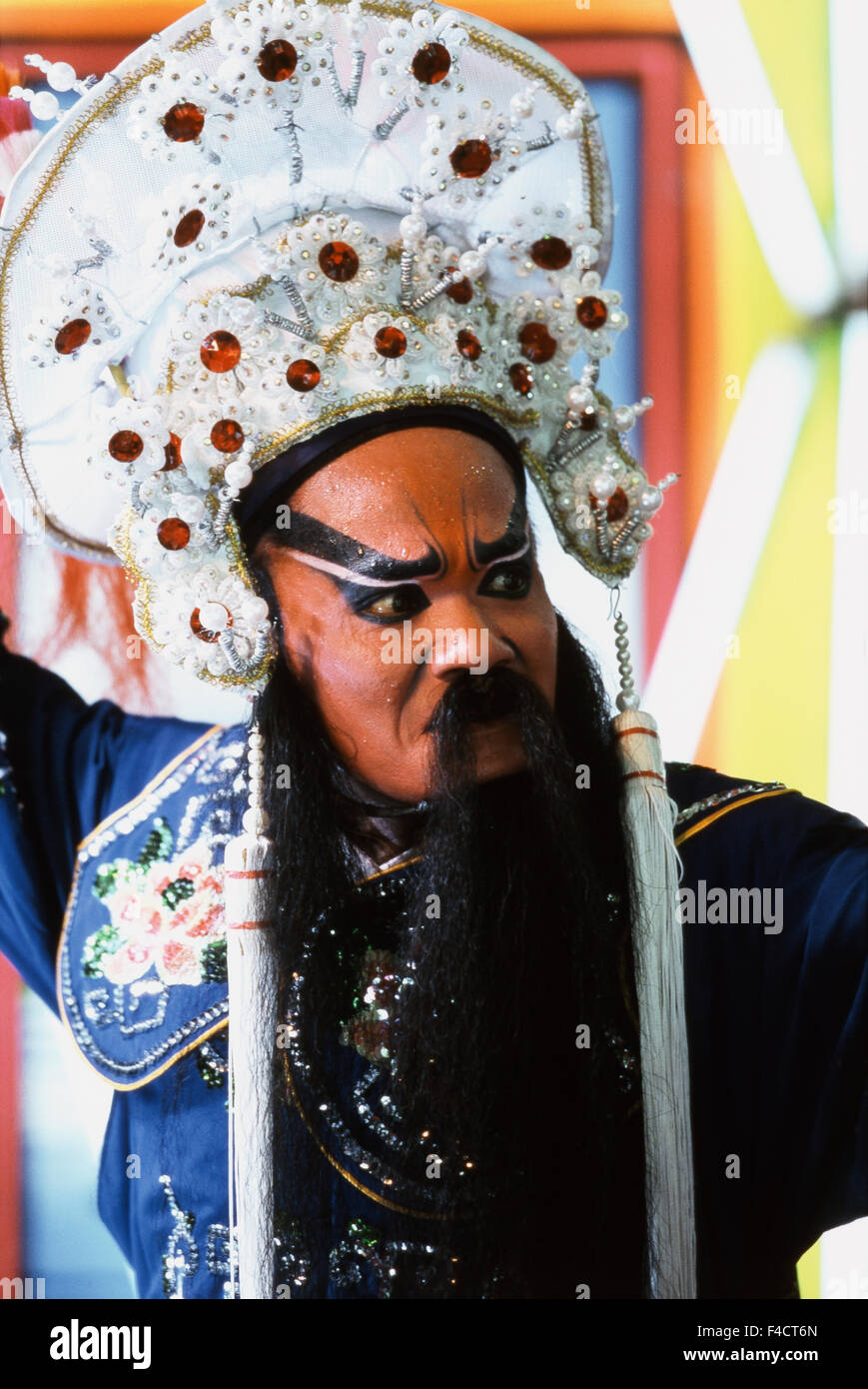 Thaïlande, Bangkok, l'homme d'effectuer en costume d'opéra traditionnel chinois. Tailles disponibles (grand format) Banque D'Images