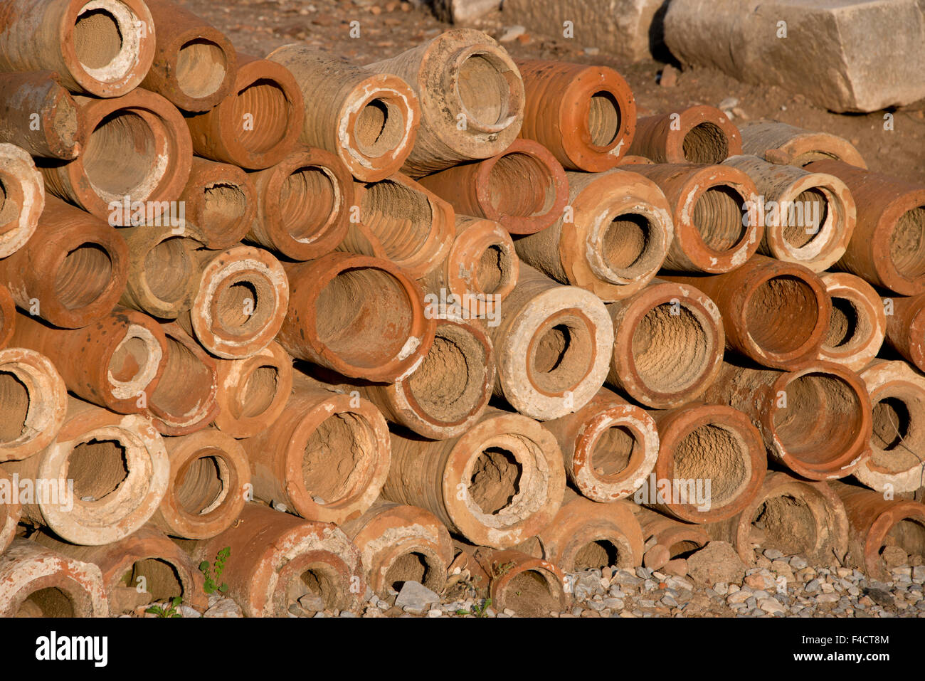 La Turquie, Kusadasi, Ephesus. Les tuyaux d'eau douce en terre cuite ancienne qui ont été utilisés par les Éphésiens. Tailles disponibles (grand format) Banque D'Images