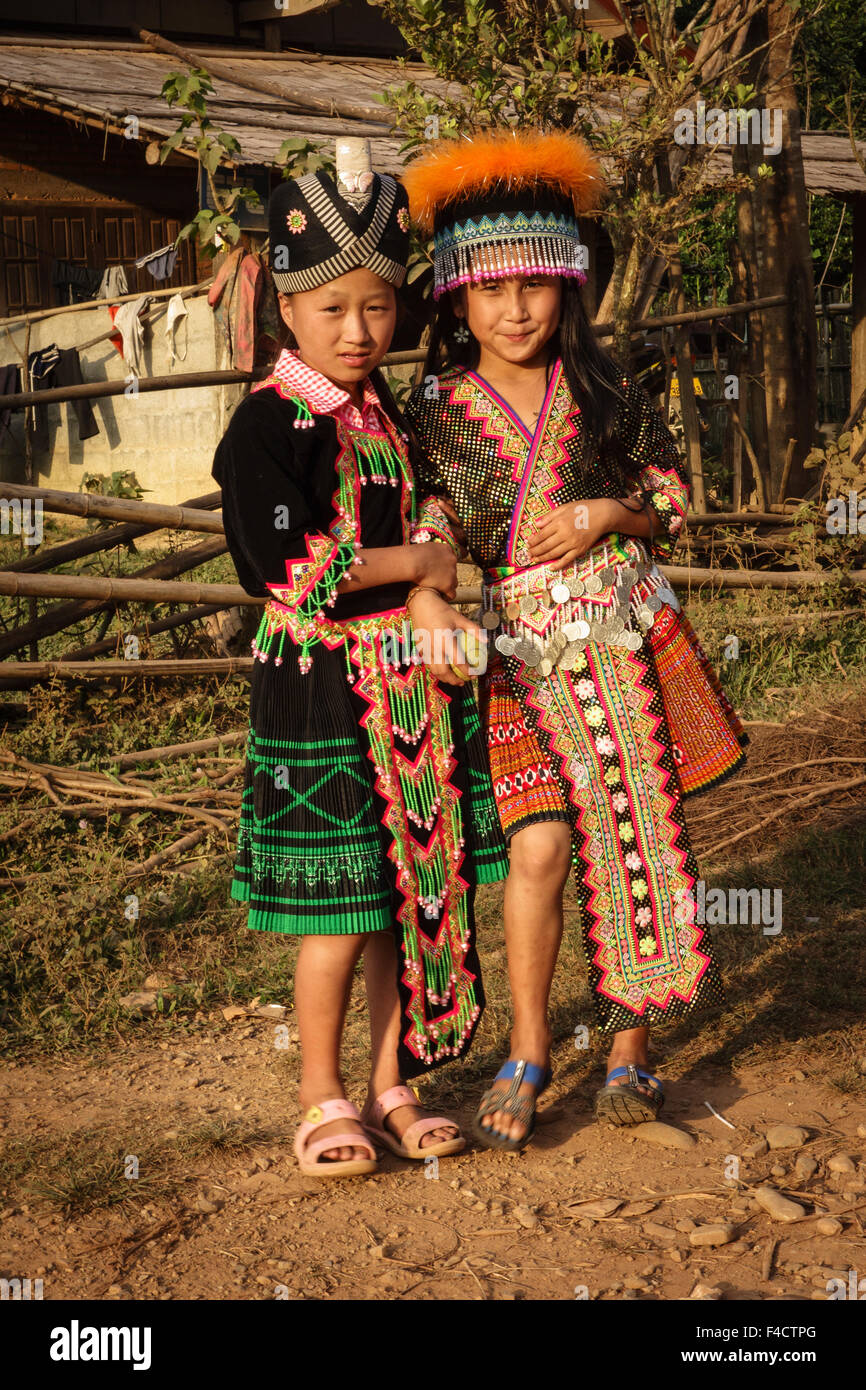 Le Laos, Vang Vieng. Filles Hmong en costume traditionnel pour la nouvelle année. Banque D'Images