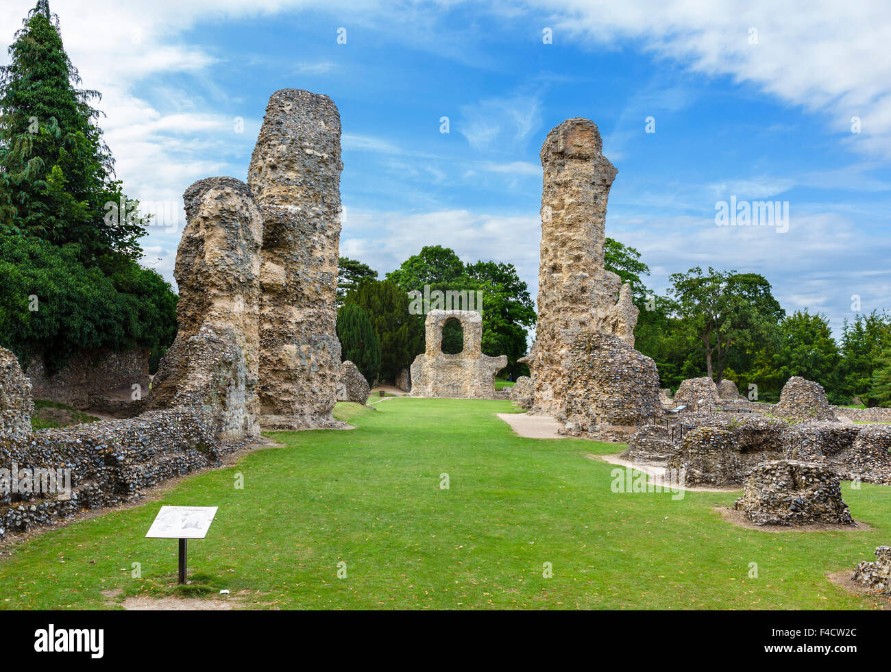 Les ruines de l'abbaye de St Edmund, jardins de l'abbaye de Bury St Edmunds, Suffolk, Angleterre, RU Banque D'Images