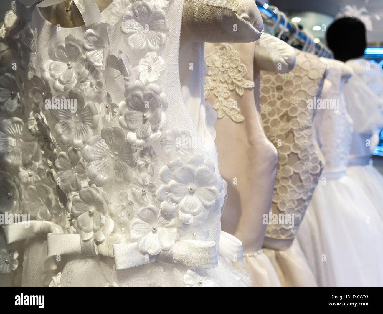 Robes des filles en M&J Bridal Salon de fraisage, NYC Banque D'Images