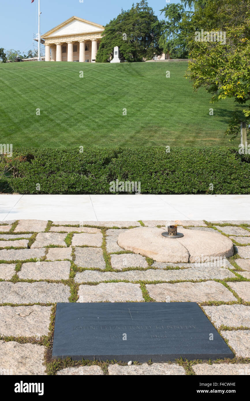 Tombe de John F Kennedy au cimetière national d'Arlington, VA avec Arlington House dans l'arrière-plan Banque D'Images