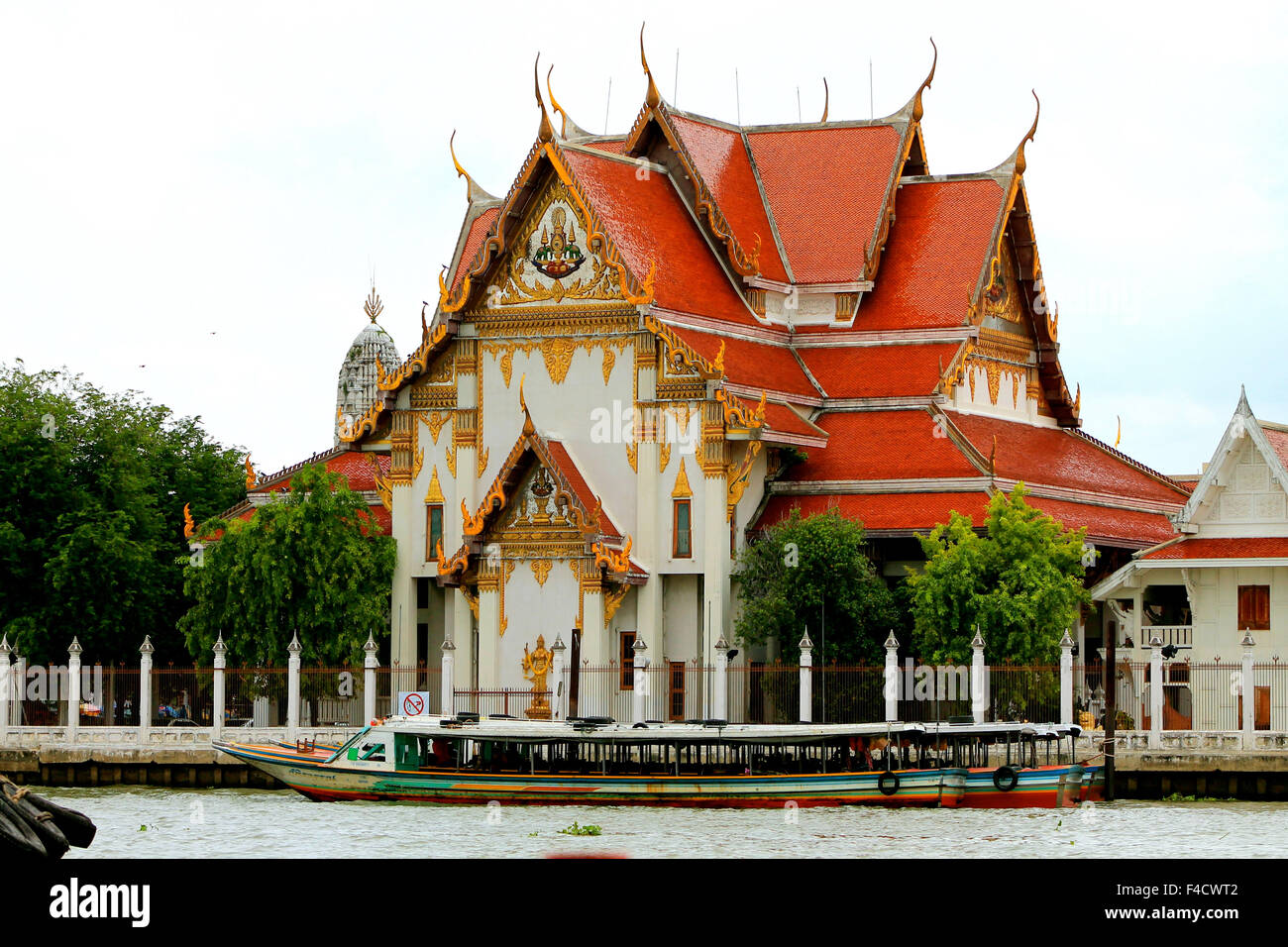 Wat Rakhang Khositaram sur la rivière Chao Phraya à Bangkok, Thaïlande Banque D'Images