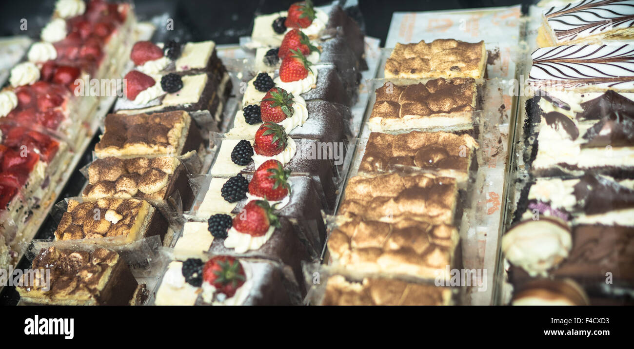 Une sélection de la crème fraîche desert coupes d'une épicerie fine. Banque D'Images