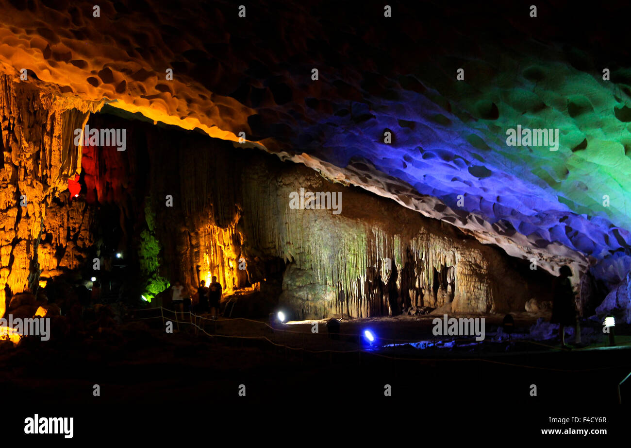 Intérieur de la grotte Sung Sot Banque D'Images