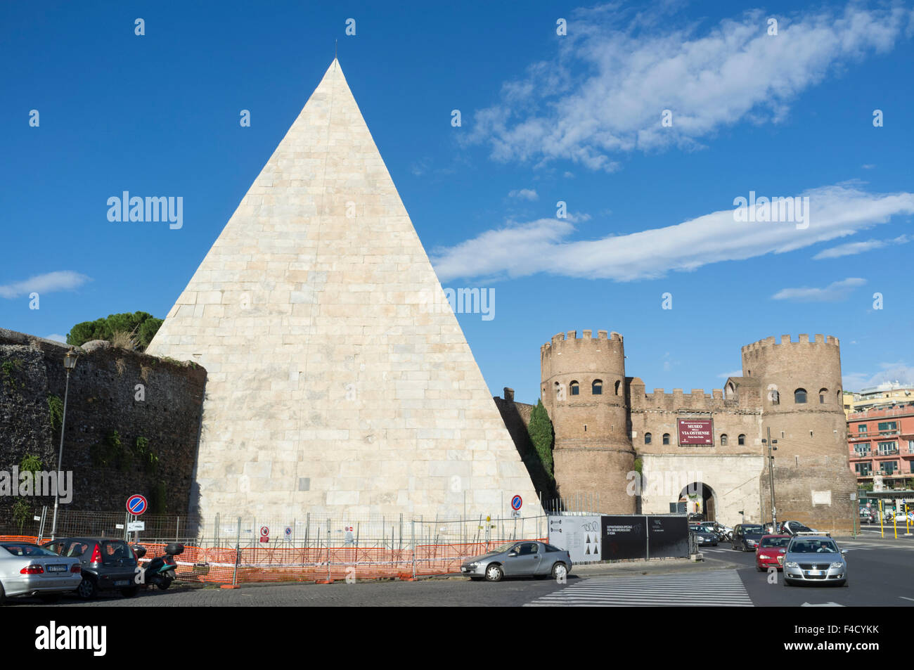 Pyramide de Cestius et Porta San Paolo, l'une des portes du sud dans le 3ème-siècle d'Aurélien de Rome, Italie. Banque D'Images