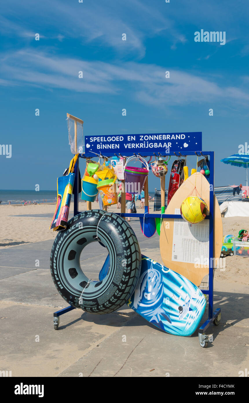 WIJK aan Zee, Pays-Bas - le 30 août 2015 : Beach Boutique avec un texte indiquant que "les jouets et de soleil disponible à l'intérieur'. L'authenticité de la mer du Nord Banque D'Images