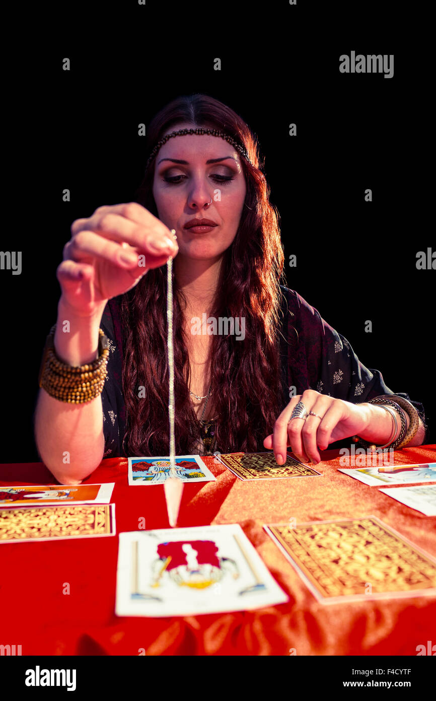 Femme Fortune Teller à la pendule à Banque D'Images Femme Fortune Teller à la pendule à Banque D'Images