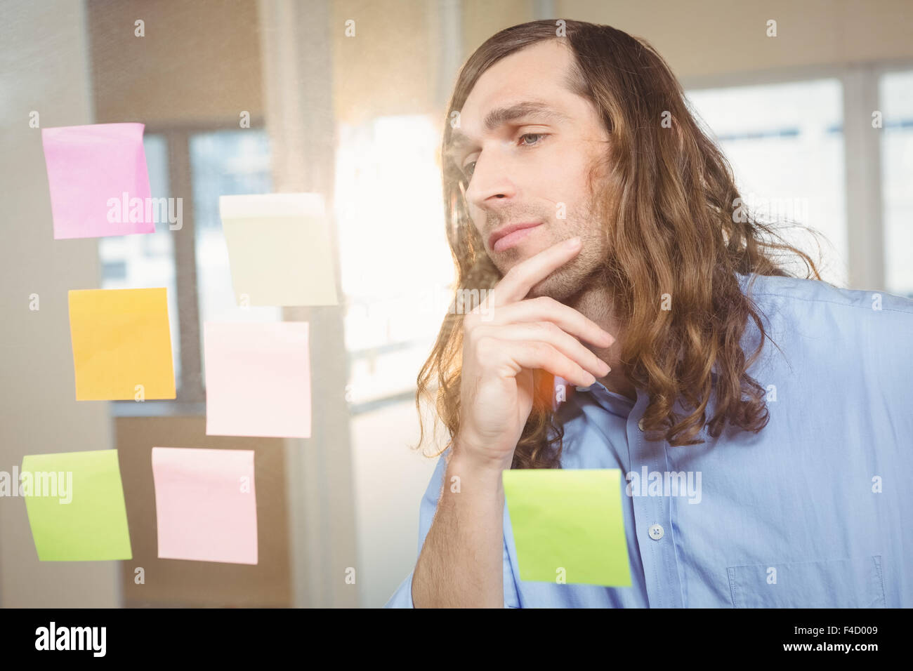 Thoughtful businessman en regardant les notes Banque D'Images