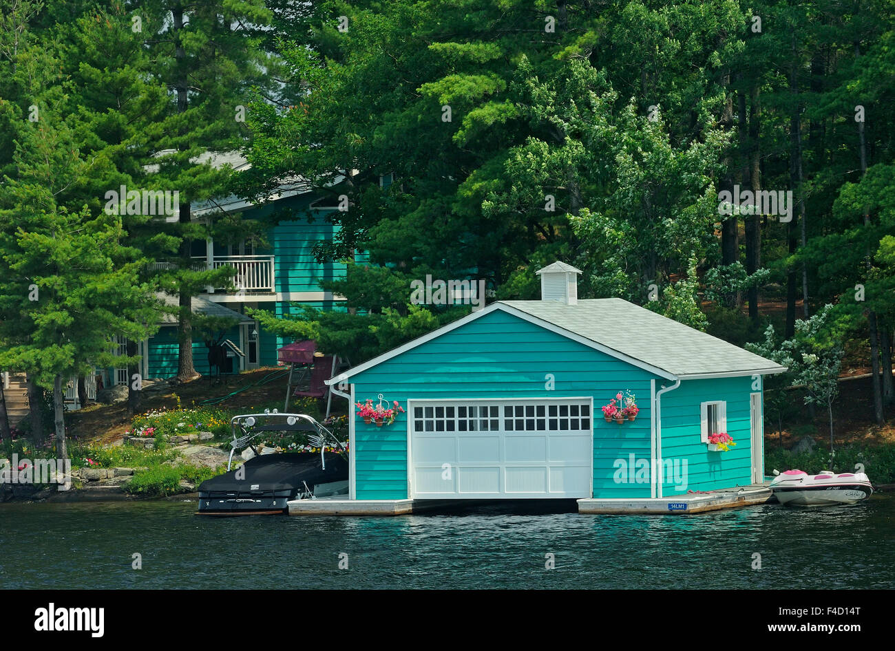 Le Canada, l'Ontario, de Muskoka. Chalet et remise à bateaux. En tant que crédit : Mike Grandmaison / Jaynes Gallery / DanitaDelimont.com Banque D'Images