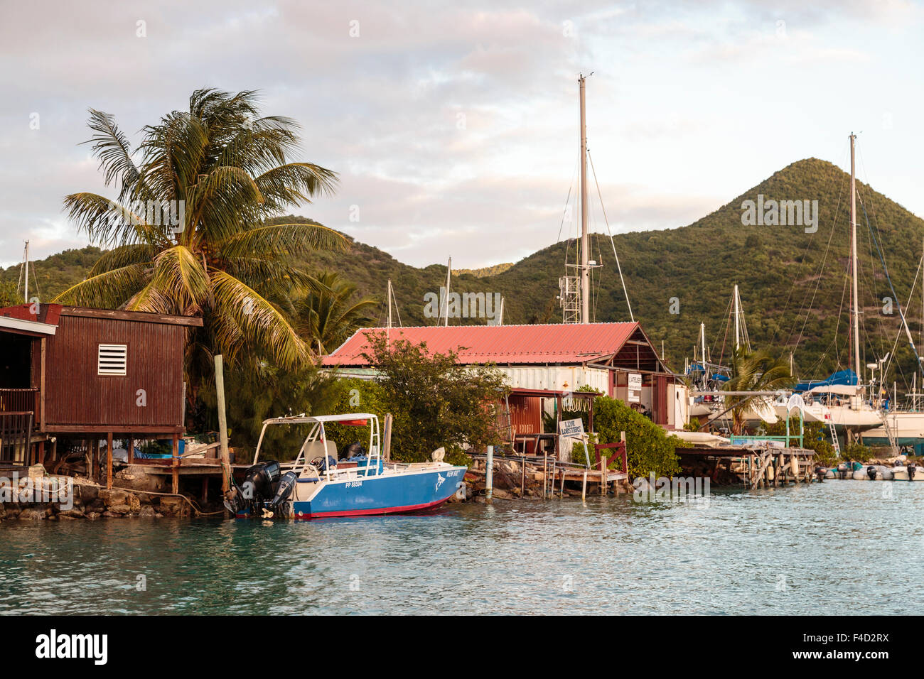 Caraïbes, Saint Martin. Bateaux dans l'eau et sur terre. Banque D'Images