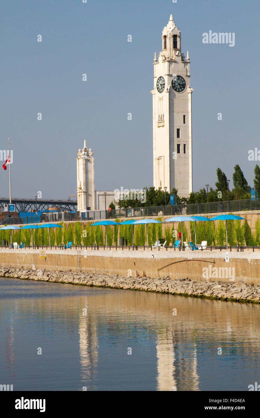 Canada, Montreal, Vieux Port le long du fleuve Saint-Laurent, les marins' Memorial Tour de l'horloge à partir de la Marina. Banque D'Images