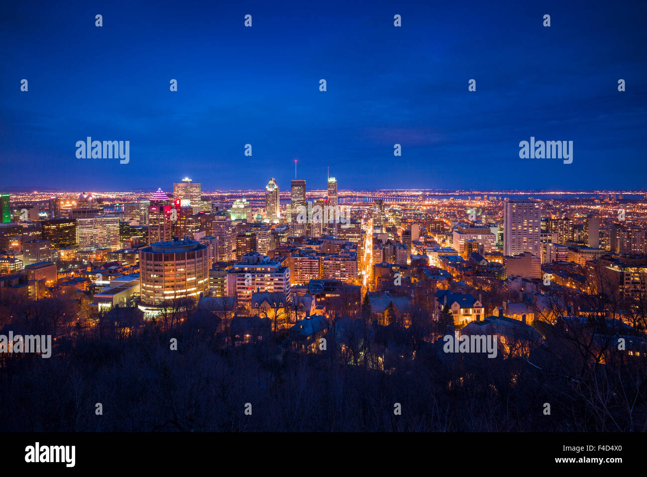 Canada, Montréal, Oratoire de Saint Joseph, vue sur la ville de Mount Royal Park, dusk Banque D'Images