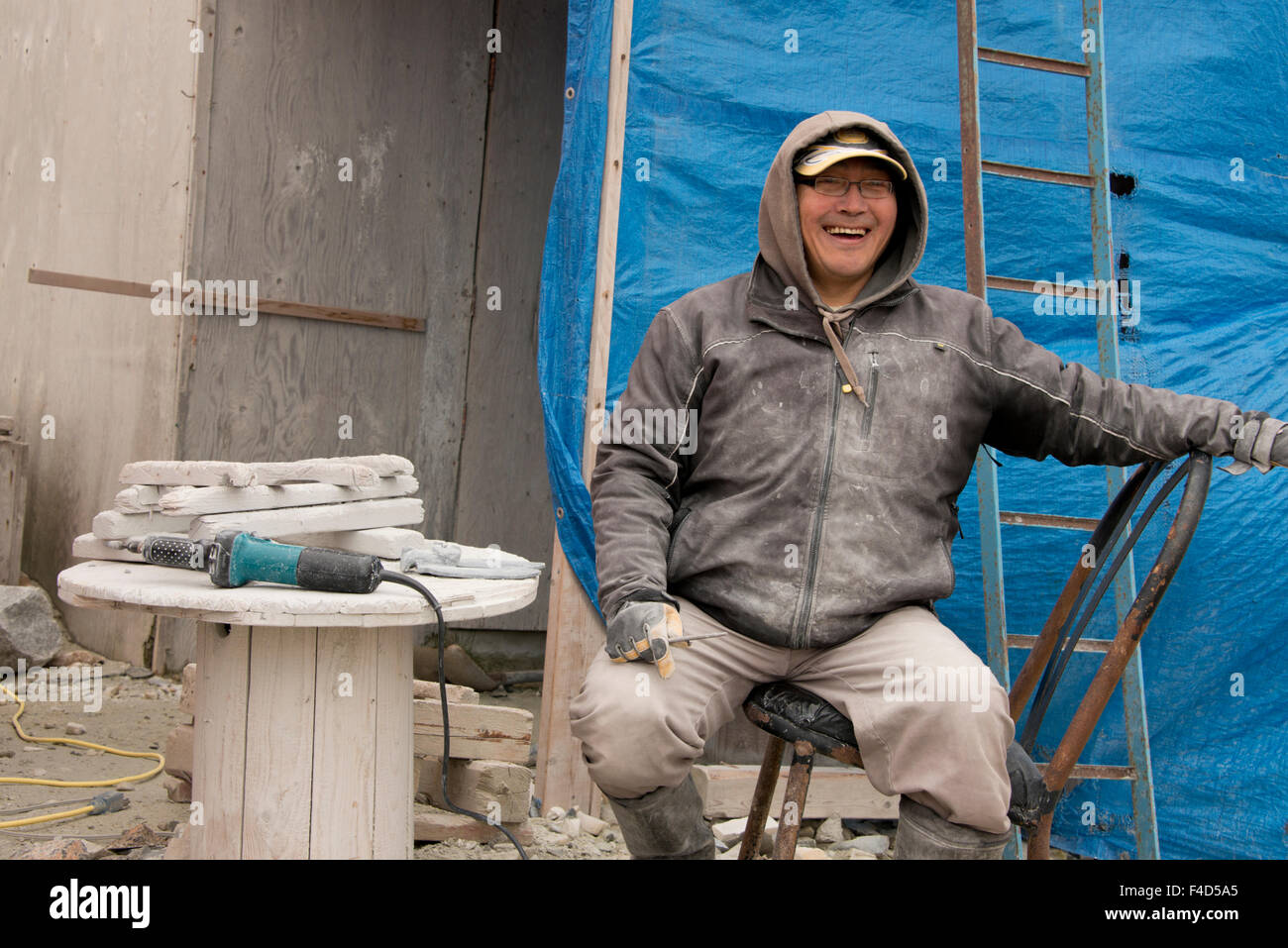 Au Canada, le Nunavut, la Qikiqtaaluk, Cape Dorset. Capitale de l'art inuit,' Carver (maire) et Palaya Qiatsuq. Tailles disponibles (grand format) Banque D'Images