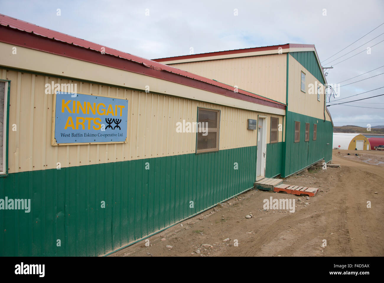 Au Canada, le Nunavut, la Qikiqtaaluk, Cape Dorset. "Le capital de l'art Inuit' Kinngait Arts atelier d'impression. Tailles disponibles (grand format) Banque D'Images