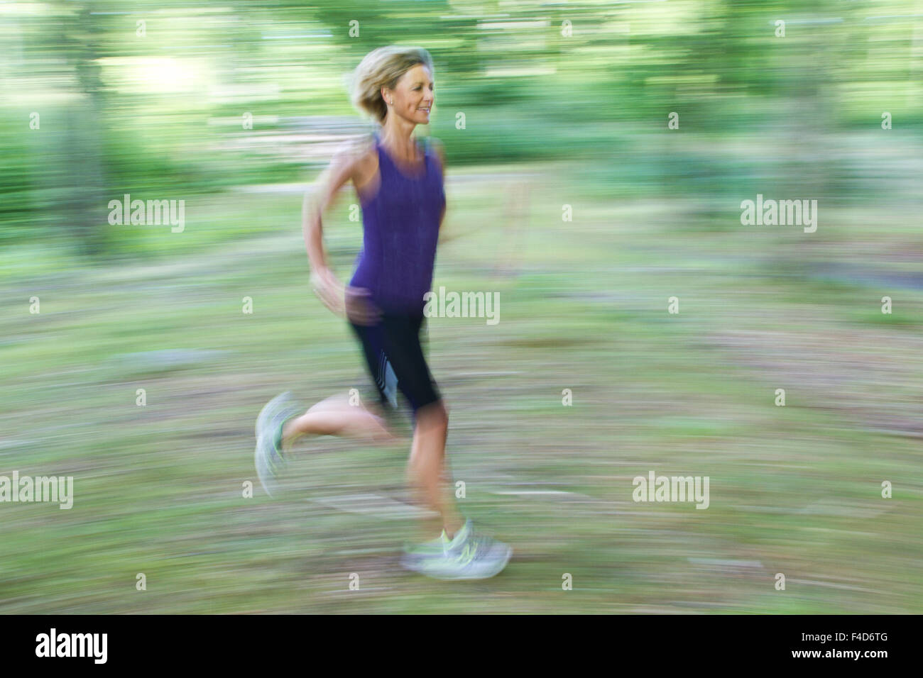 Cute woman est sportif dans une forêt Banque D'Images