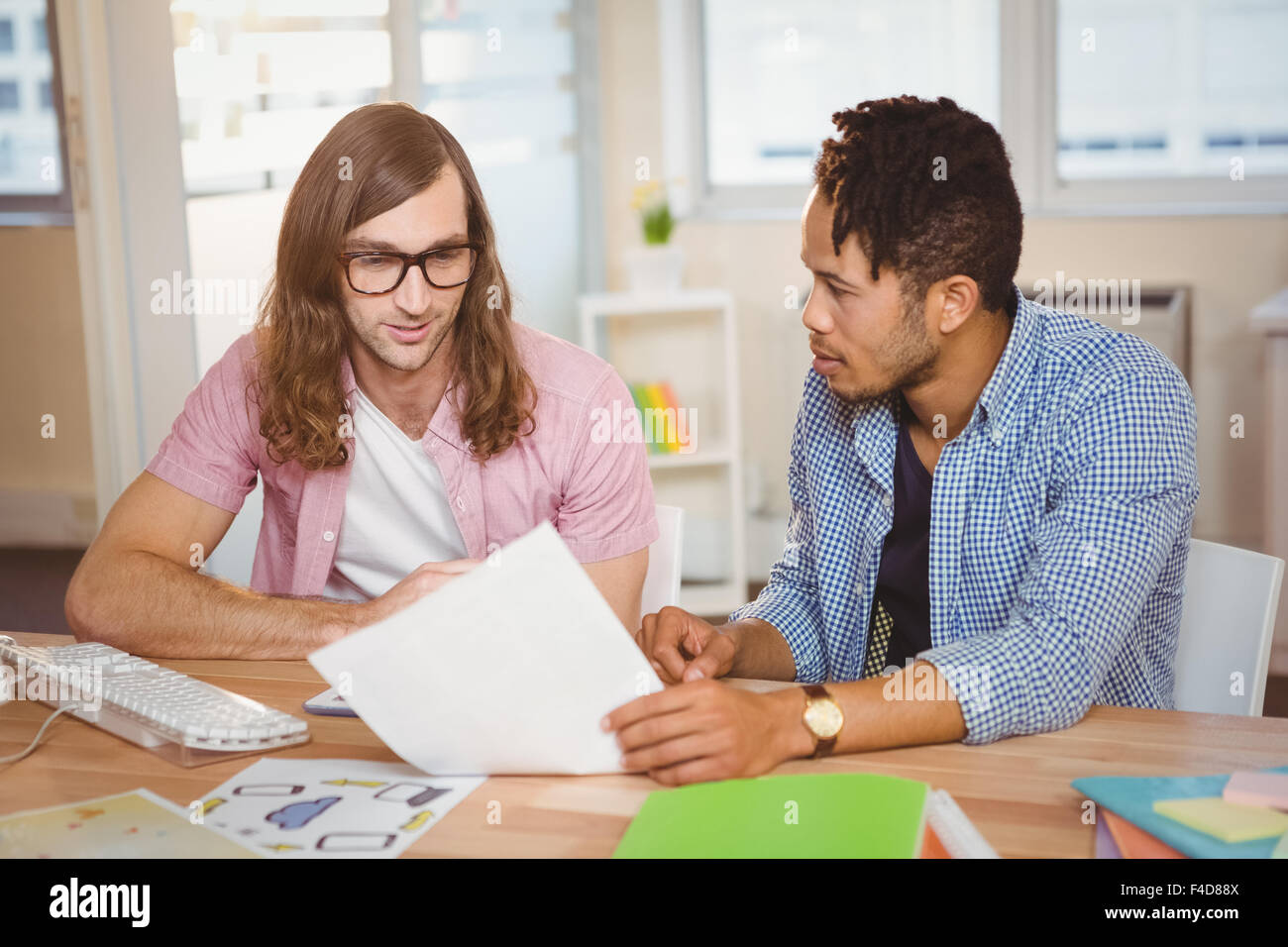 Businesspeople par rapport au document Banque D'Images