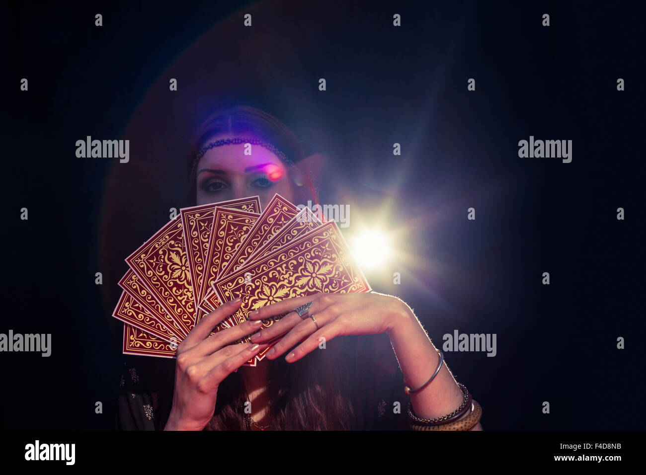 Fortune Teller holding cartes de tarot Banque D'Images