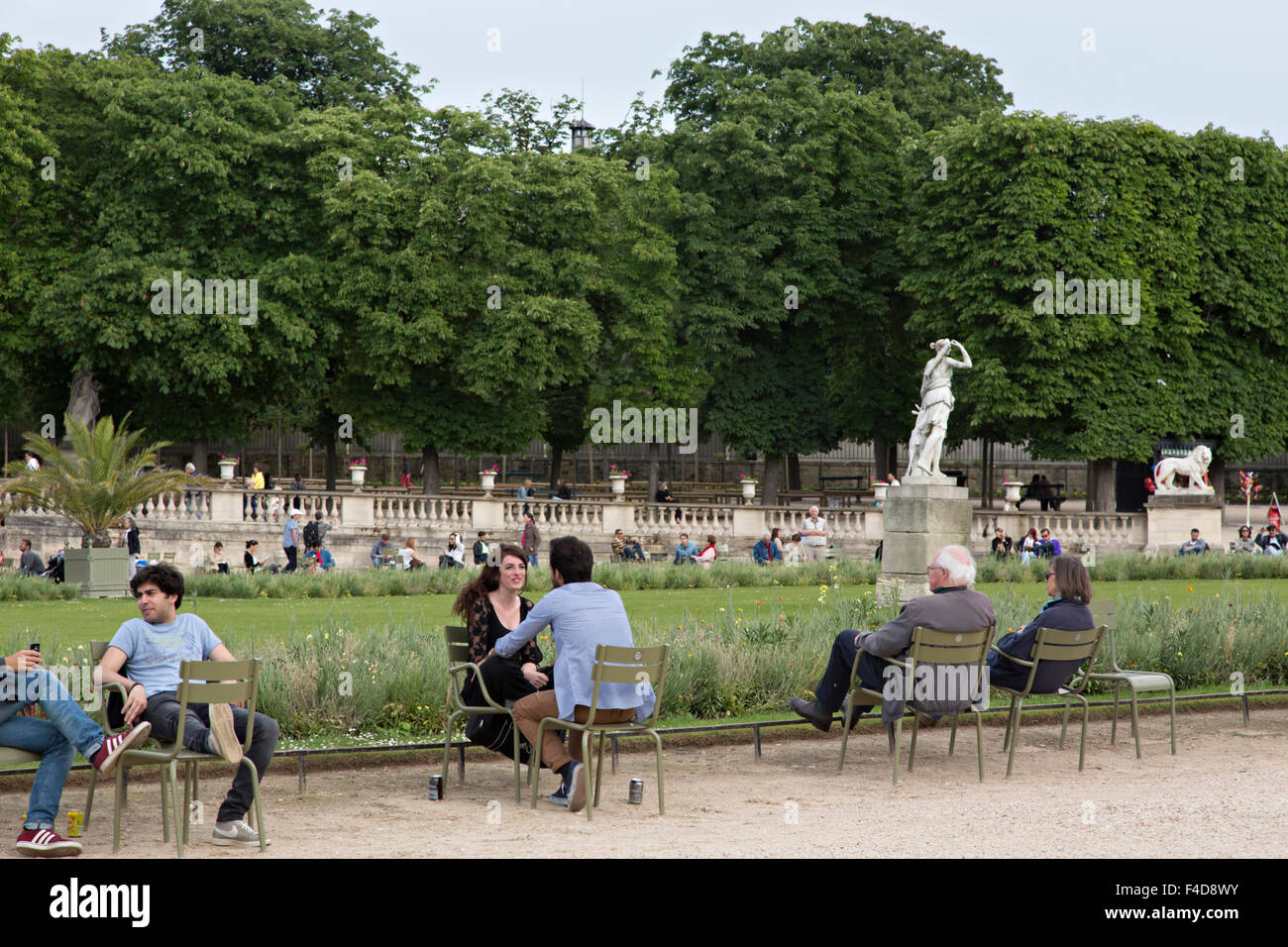Europe, France, Paris, Jardin du Luxembourg. Les familles et les couples profiter du jardin du Luxembourg. Banque D'Images