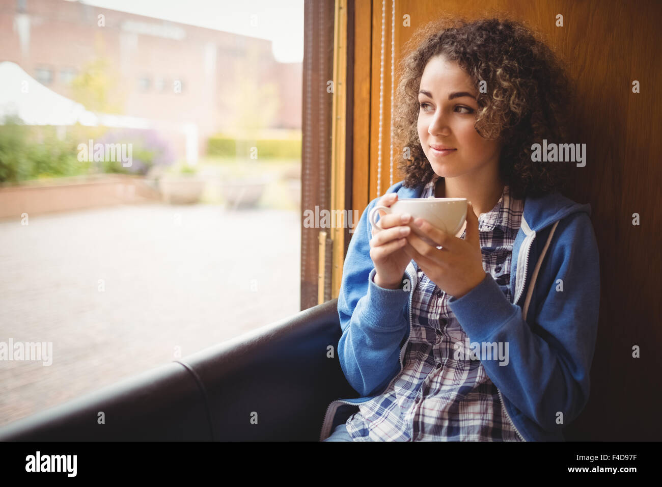 Pretty student sitting par la fenêtre Banque D'Images