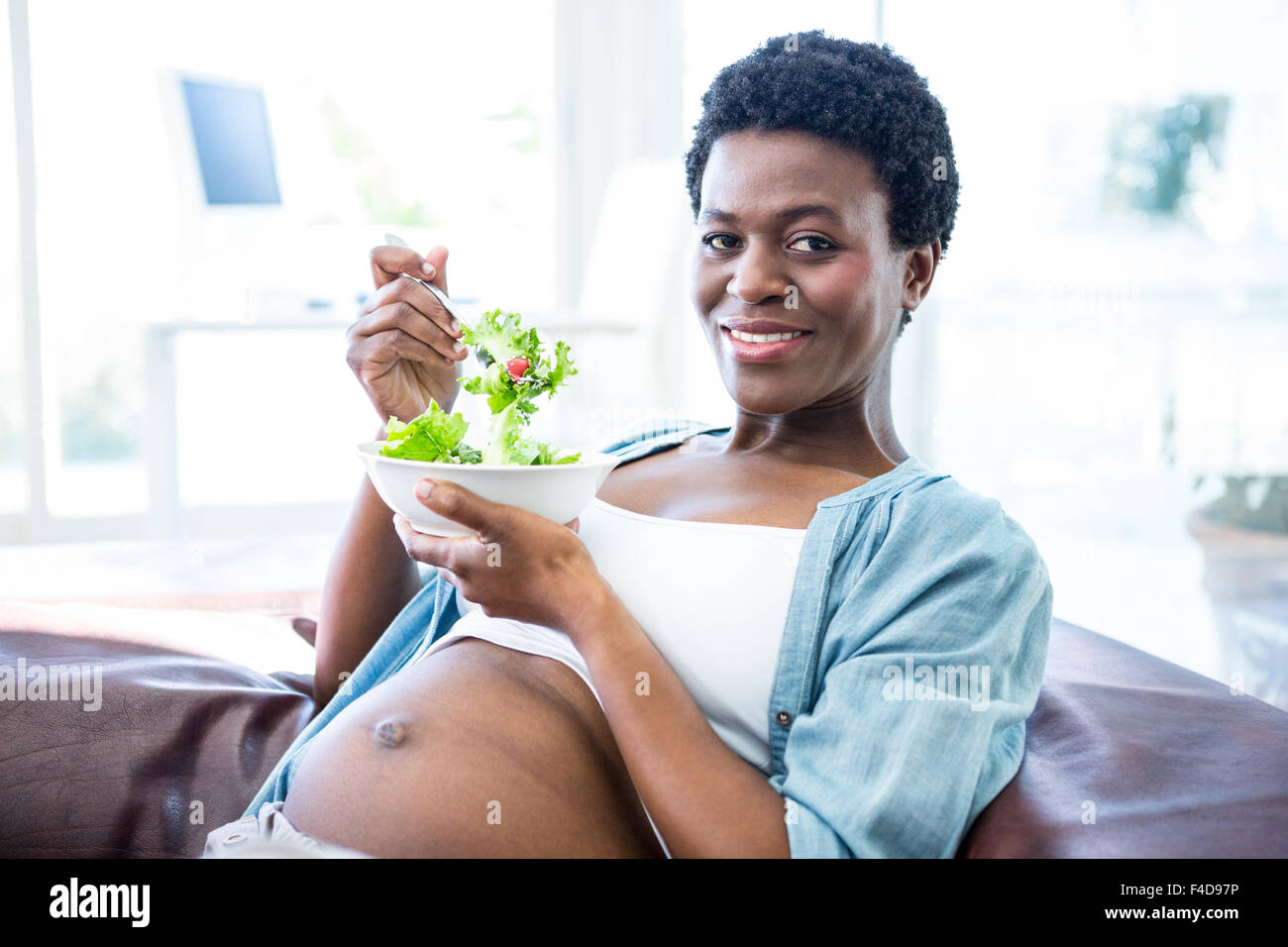 Femme enceinte bénéficiant d'une salade saine Banque D'Images