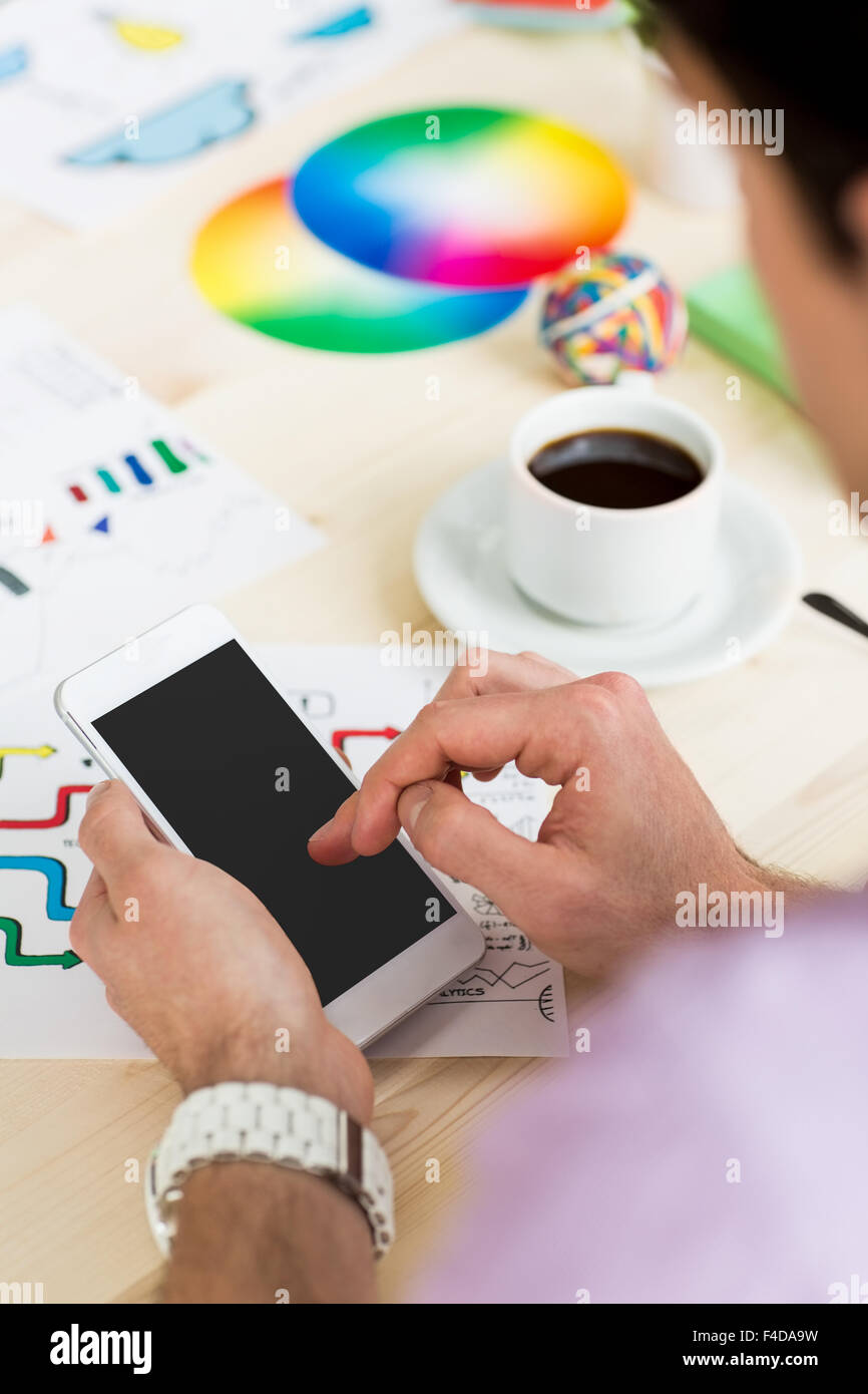 À l'aide d'étudiant en affectation de travail téléphone Banque D'Images