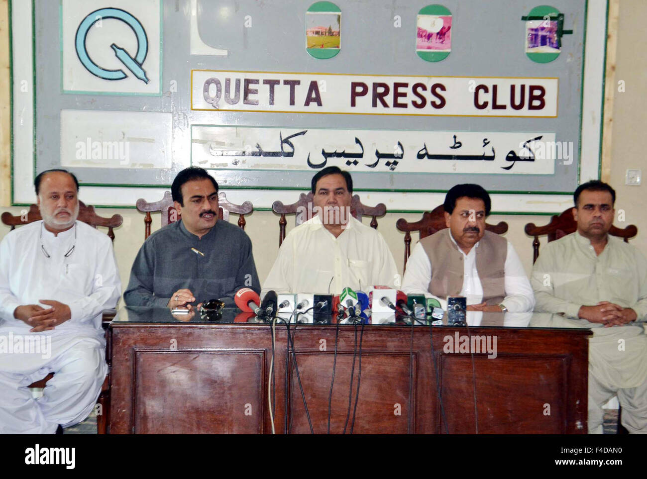 Le ministre de la Santé, du Balouchistan Mir Rehmat Saleh Baloch adresses aux personnes des médias au cours de conférence de presse à Quetta press club le Vendredi, 16 octobre, 2015. Banque D'Images