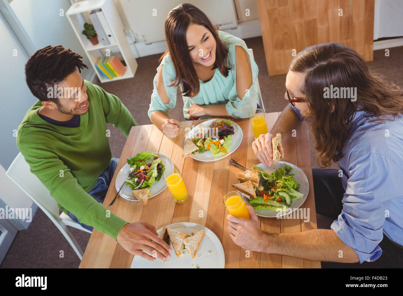 Les gens d'affaires de parler tout en ayant le petit déjeuner Banque D'Images