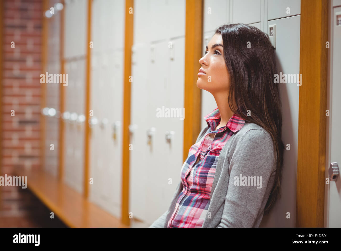 Inquiets student sitting on bench Banque D'Images