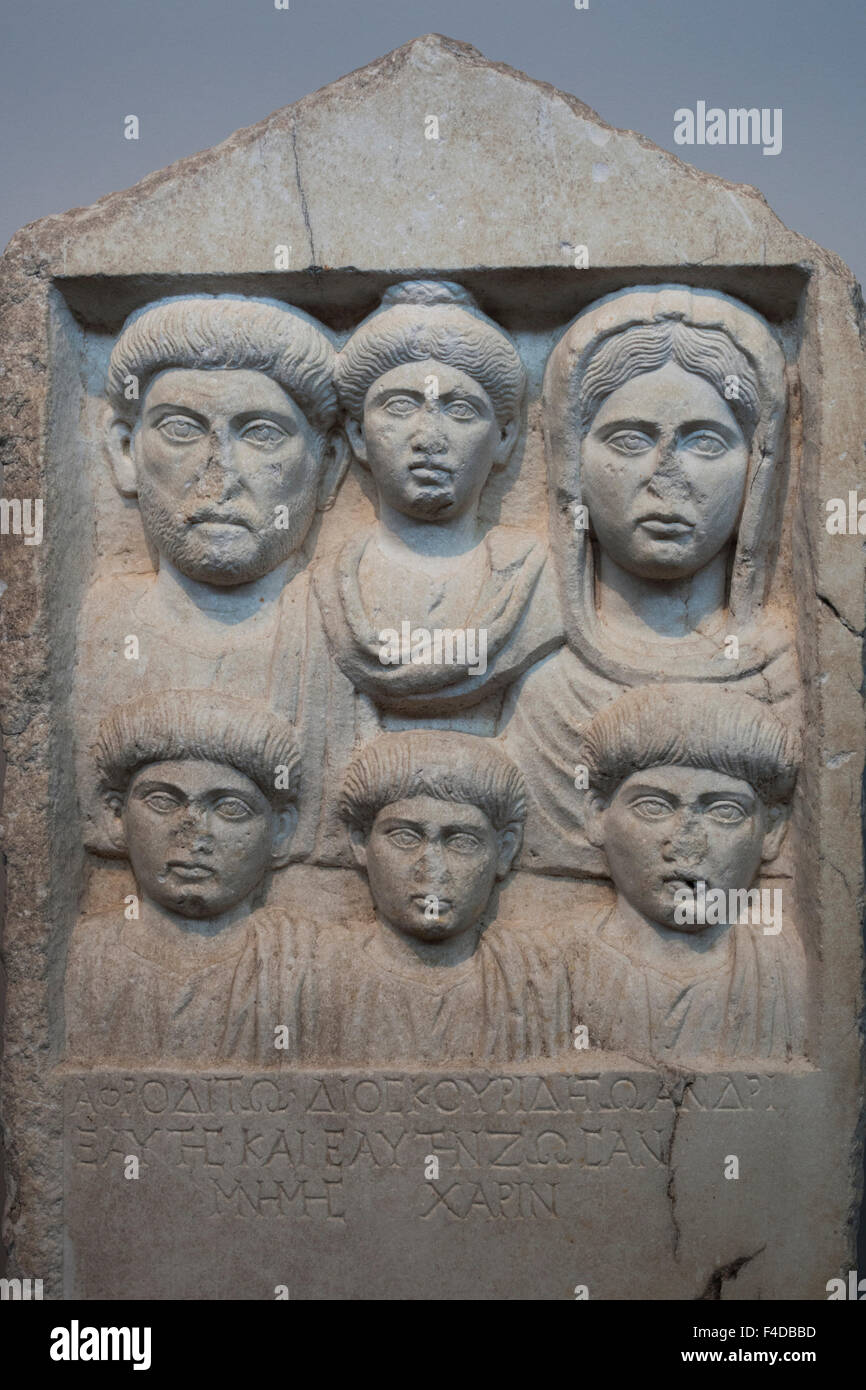 La Grèce, Macédoine Centrale, Grèce, Musée archéologique, stèle funéraire avec six portraits, AD 138-190 Banque D'Images