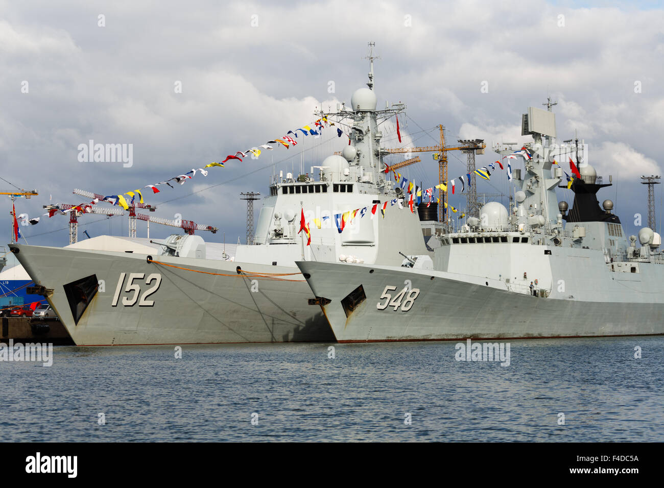 Yiyang frégate FFG et de destroyers DDG Jinan amarré à Helsinki sur la toute première visite en Finlande de la marine chinoise dans l'histoire. Banque D'Images