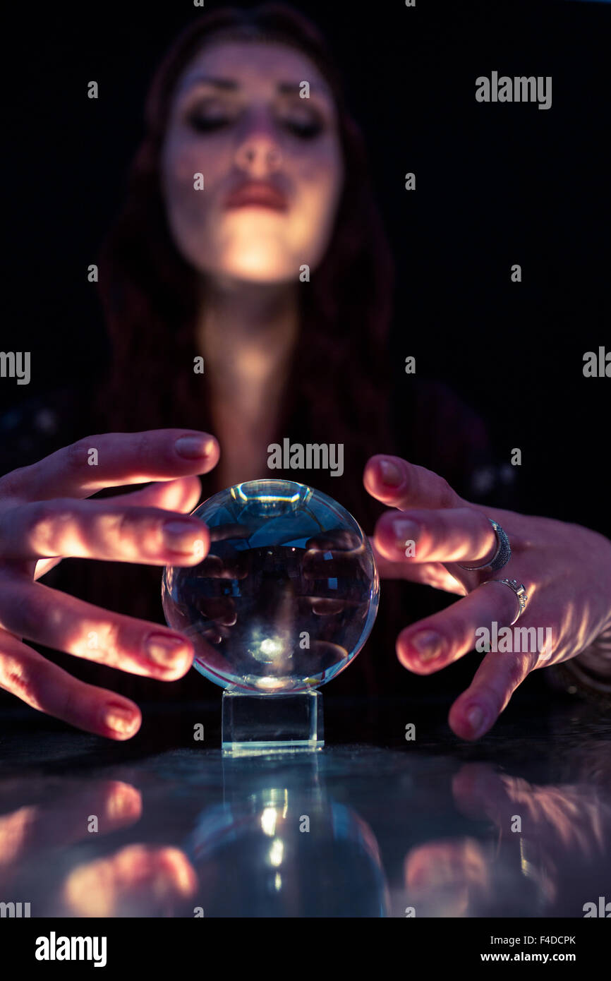 Low angle view of female Fortune Teller à l'aide de Crystal Ball Banque D'Images