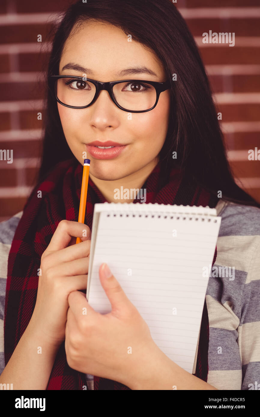 Hipster attrayants posant avec un crayon et un livre Banque D'Images
