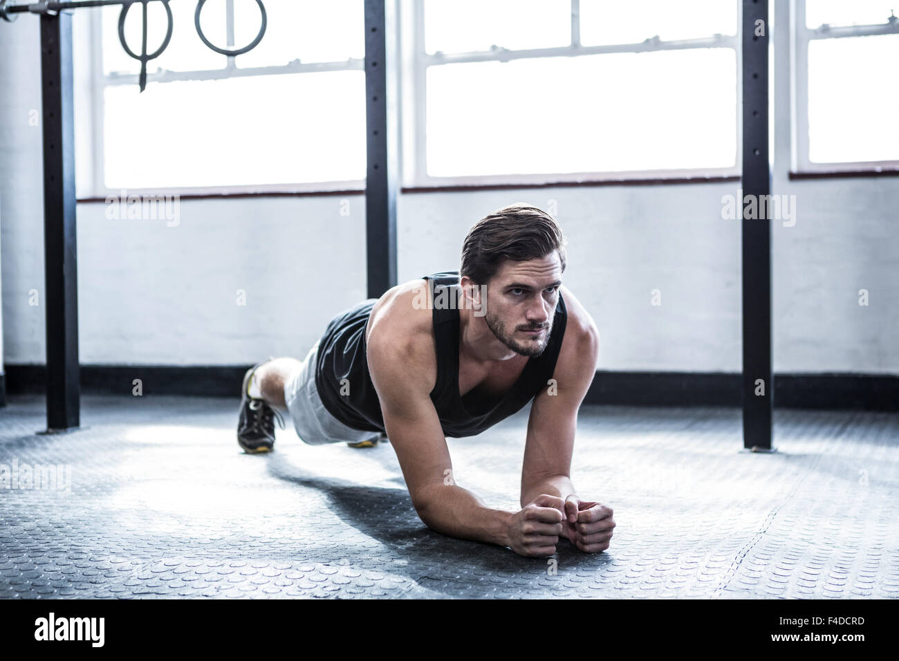 Monter man working out in studio Banque D'Images