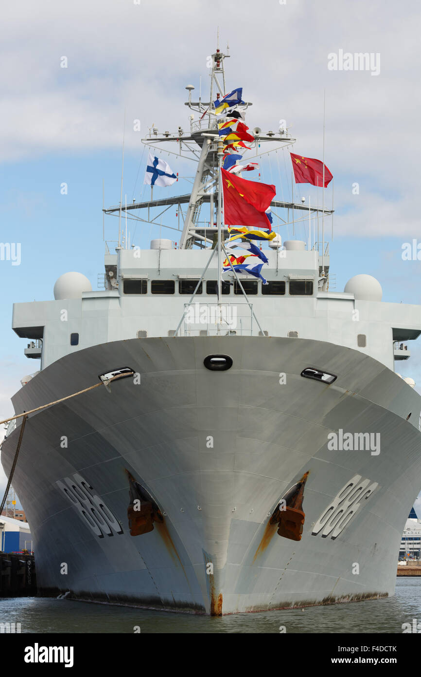 Proue du navire de ravitaillement d'uneou Qiandaohu, amarré à Helsinki au cours de la toute première visite en Finlande de la marine chinoise dans l'histoire. Banque D'Images