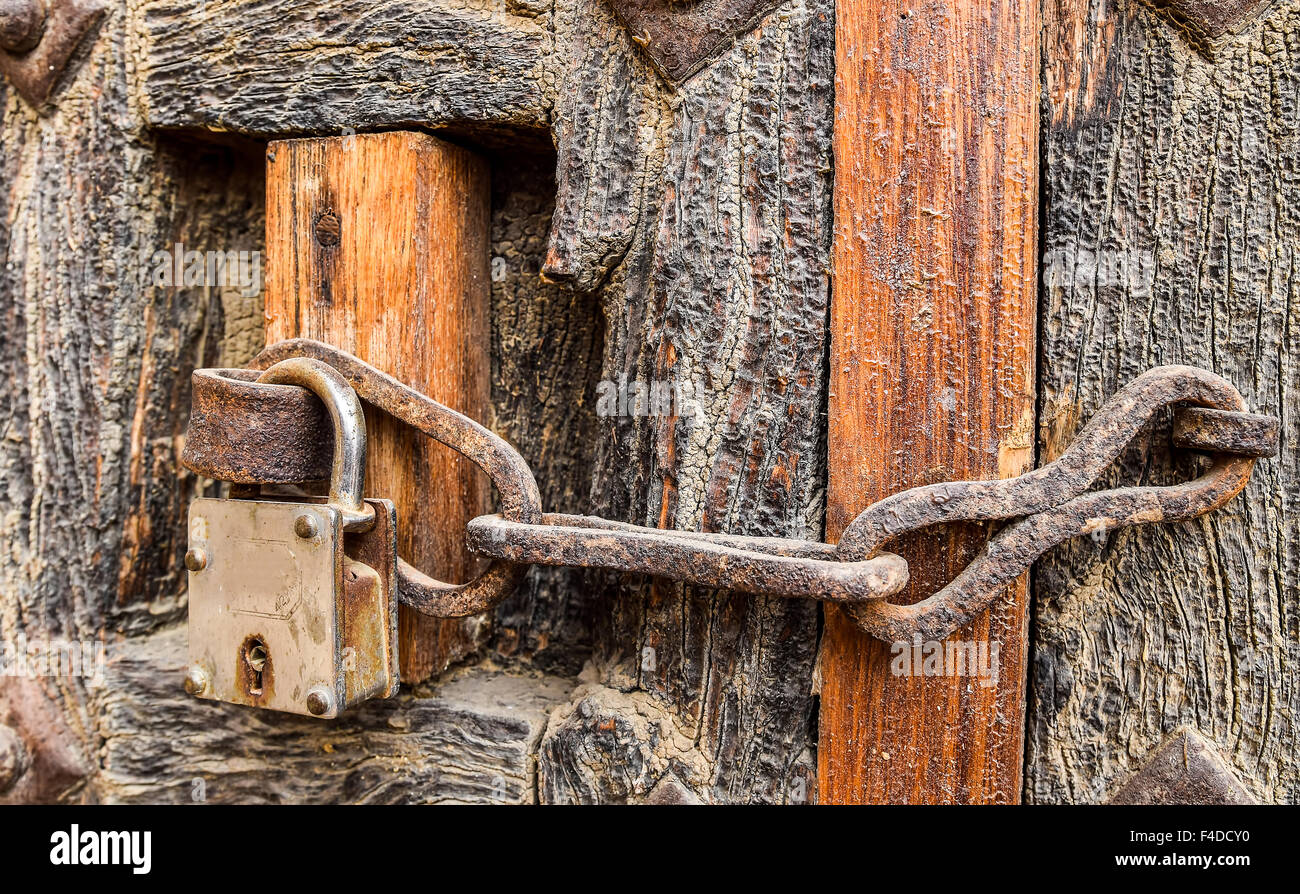 Chaîne rouillée ancienne serrure de porte sur la porte en bois Banque D'Images