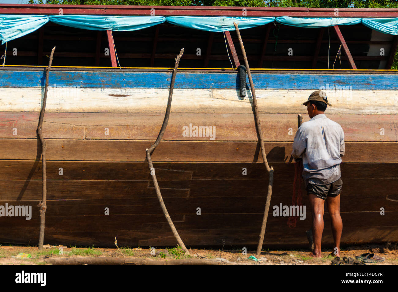 Asian man travaille sur un bateau en bois Banque D'Images