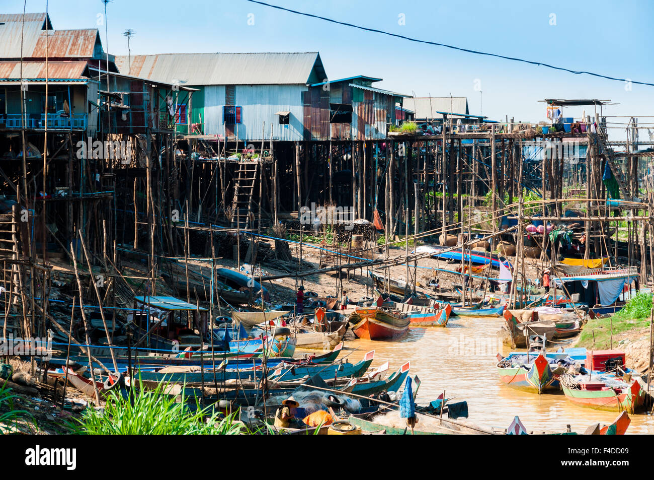 Maison sur pilotis et des bateaux en bois à la rivière Banque D'Images