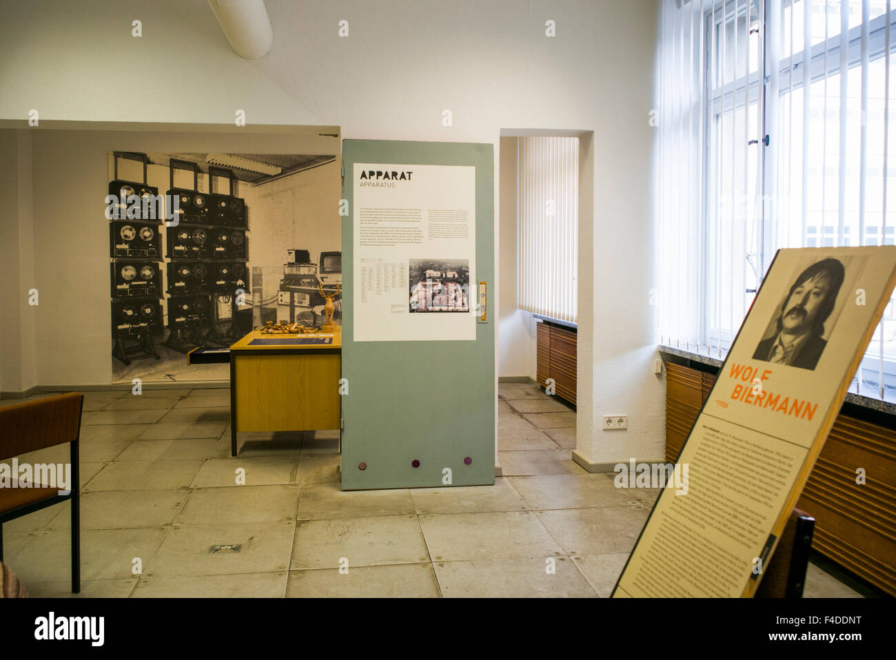 Allemagne, Berlin, Musée de la Stasi, la police secrète de l'époque de DDR Museum de l'ancien siège de la police secrète, la pièce de victimes de la police secrète Banque D'Images