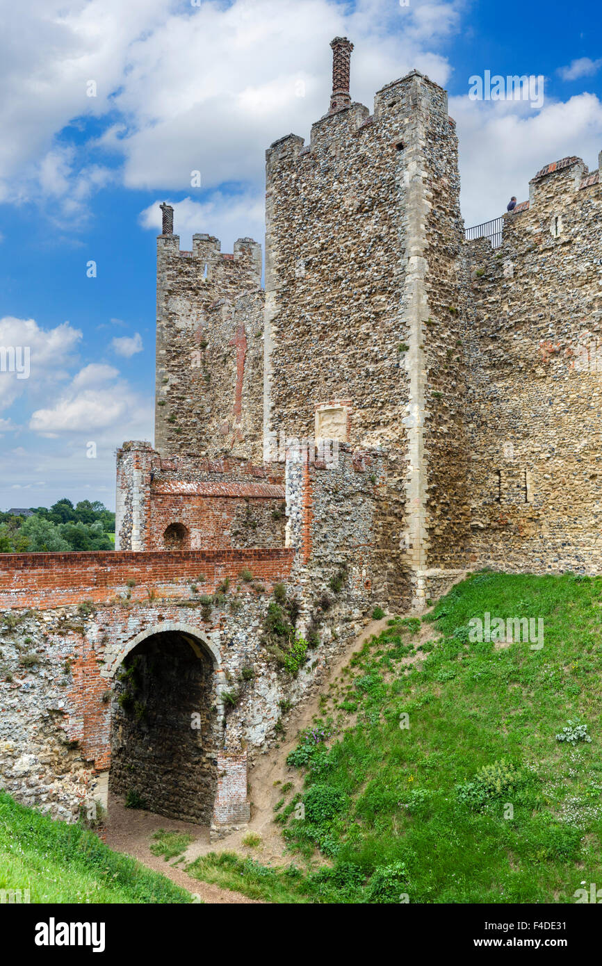 L'entrée et les douves du château de Domfront, Suffolk, Angleterre, RU Banque D'Images