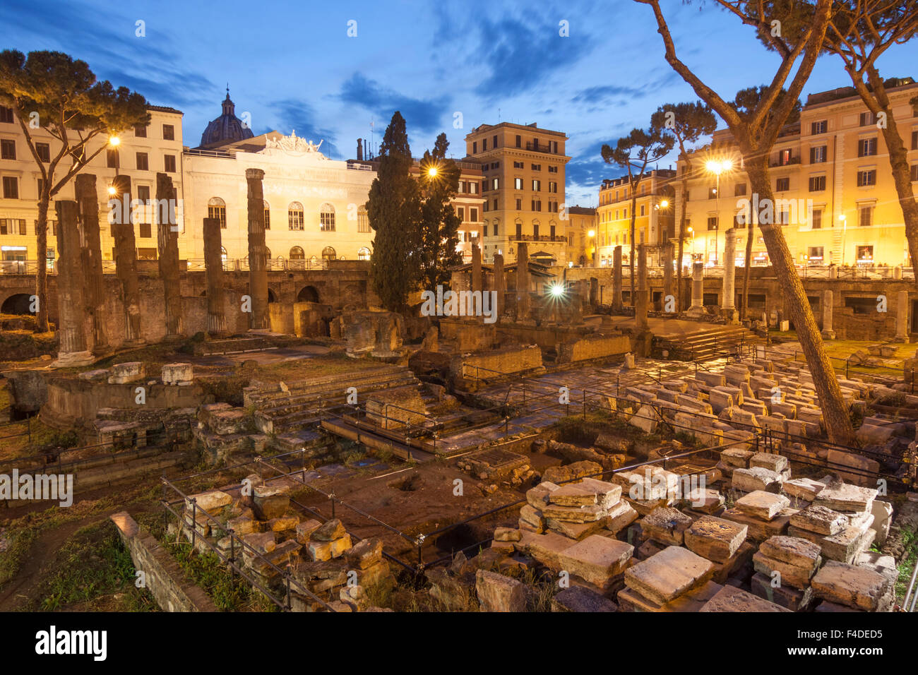 B, temple dédié à Fortuna Huiusce Diei. La Rome antique demeure à Largo di Torre Argentina, Rome, Italie Banque D'Images