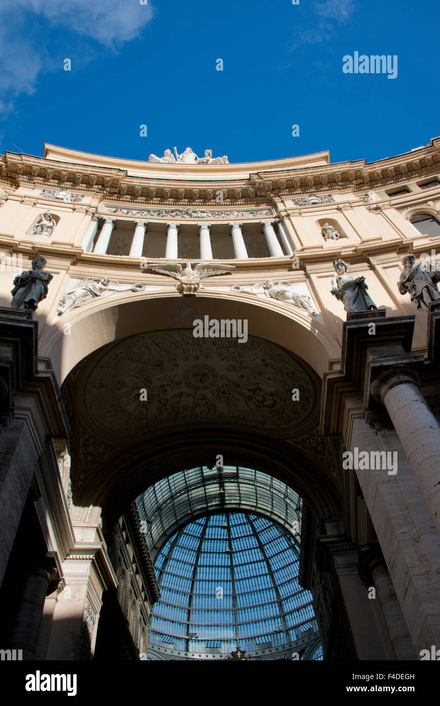 Italie, Naples. Galleria Umberto 1. Public populaire galerie commerçante, verre-plafond voûté. Tailles disponibles (grand format) Banque D'Images