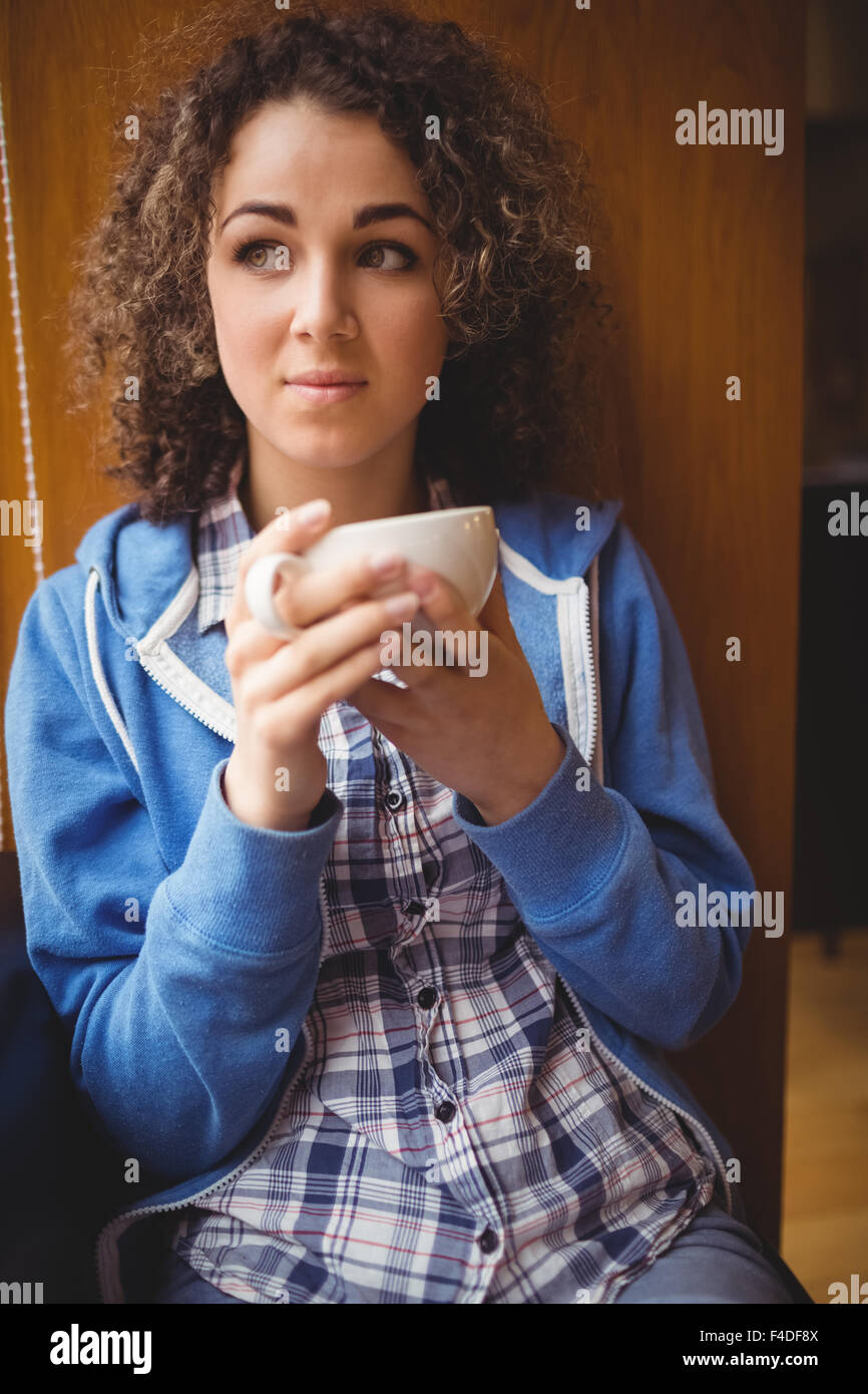 Pretty student sitting par la fenêtre Banque D'Images