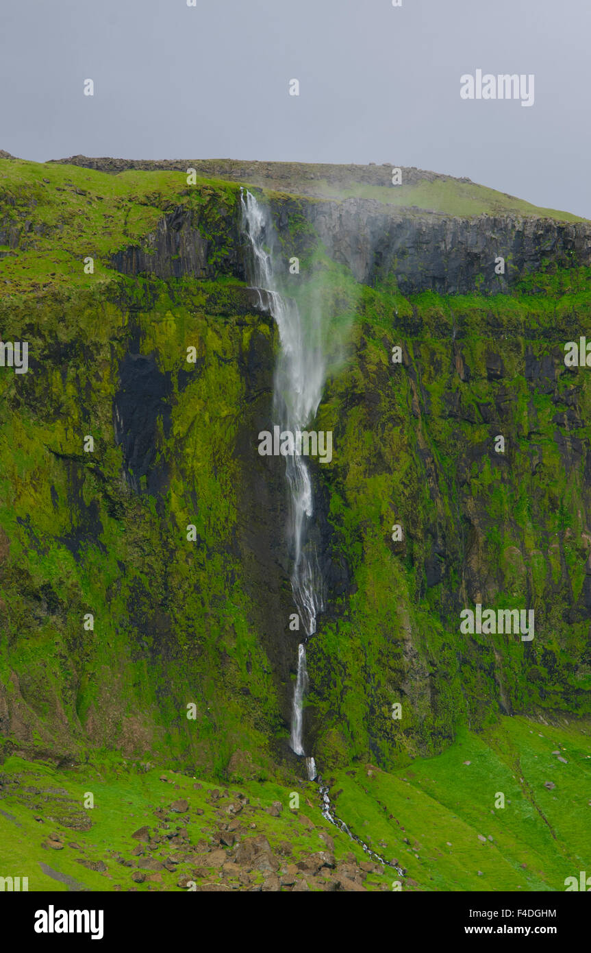 L'Islande. Au sud. Près de Skogafoss. Le vent souffle vers le haut sur l'eau cascade sans nom. Banque D'Images