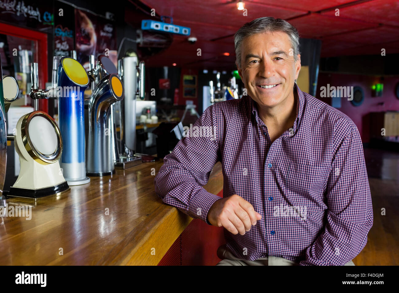 L'homme aux cheveux gris assis au comptoir Banque D'Images