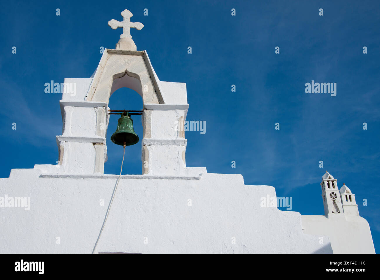 Grèce, les Cyclades, Mykonos, Hora. Sur le toit de l'église typique blanchi à la chaux avec Bell (vers 1811) montrant la tour de l'architecture traditionnelle des Cyclades. Tailles disponibles (grand format). Banque D'Images
